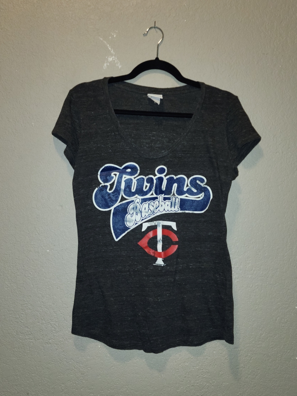Twins Baseball Women's Gray Graphic V-Neck Tee | Large